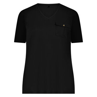 Plus Basics T-shirt met V-hals in het zwart.