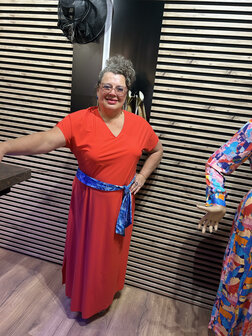 Plus Basics maxi jurk in het rood.