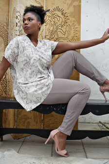 Plus Basics T-shirt met V- hals in de print Japan
