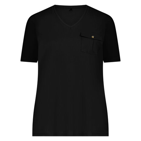 Plus Basics T-shirt met V-hals in het zwart.