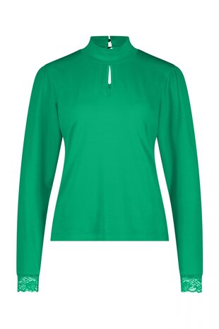 Groene top met kanten boorden.
