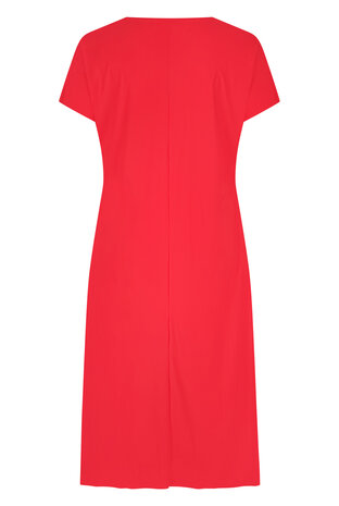 Plus Basics maxi jurk in het rood.