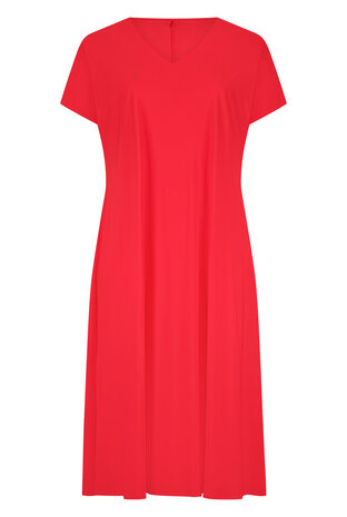 Plus Basics maxi jurk in het rood.