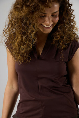 Label Dot Marieke bruin.