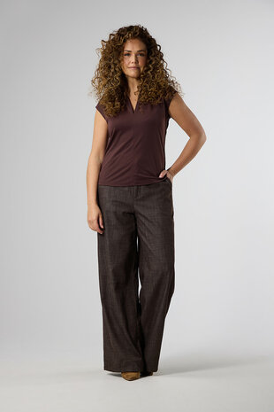 Label Dot Marieke bruin.