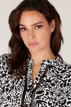 Juffrouw Jansen blouse met kant.
