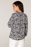 Juffrouw Jansen blouse met kant.