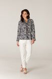 Juffrouw Jansen blouse met kant.
