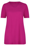 Plus Basics T-shirt met V-hals in pink.