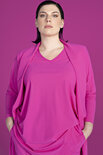 Plus Basics T-shirt met V-hals in pink.