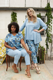 Plus Basics T-shirt met V- hals in de print Greece