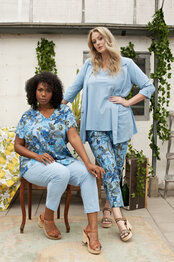 Plus Basics T-shirt met V- hals in de print Greece