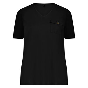 Plus Basics T-shirt met V-hals in het zwart.