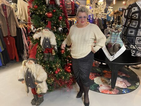 Loose fit trui van Fransa in creme met goud.