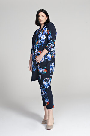 Broek 7/8 in de print fruit and flowers van Plus basics.
