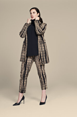 City pant 7/8 Plus Basics in safari print.