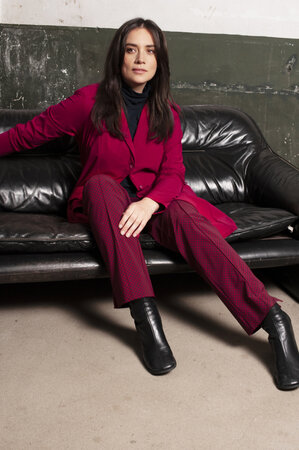 Lange blazer in de kleur Ruby Red van Plus Basics