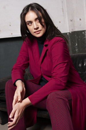 Lange blazer in de kleur Ruby Red van Plus Basics