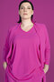 Plus Basics T-shirt met V-hals in pink.